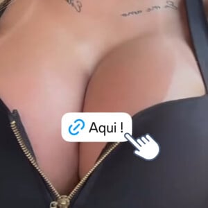 Andressa Urach passou o domingo (17) hospedada em um chalé de um destino bucólico não revelado. Mas engana-se que a produtora de conteúdo adulto estava de folga