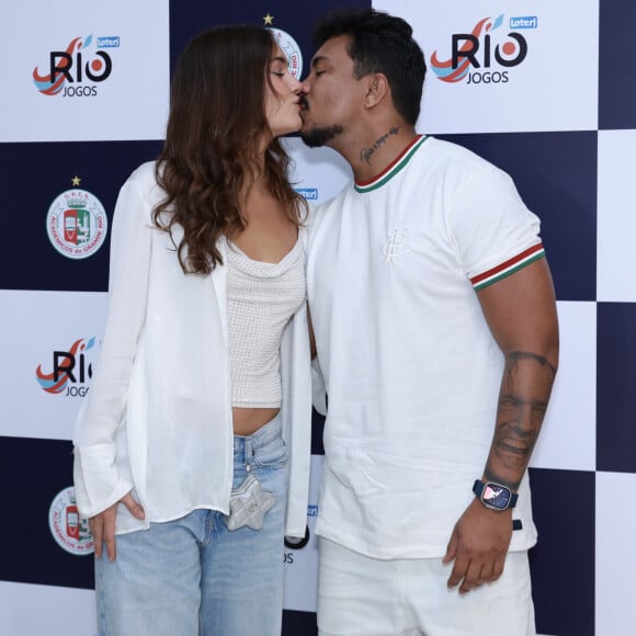 Sophie Charlotte e Xamã se beijam em evento da Grande Rio