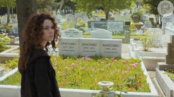 Sirin choca os pais ao levá-los ao cemitério onde foram 'enterrados' Nisan, Doruk e Bahar na novela 'Força de Mulher' no capítulo de quarta-feira 27 de novembro de 2024