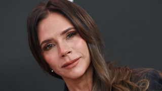 Nem arrogância, nem problemas nos dentes: Victoria Beckham dá fim ao mistério de anos e explica por que não sorri para fotos