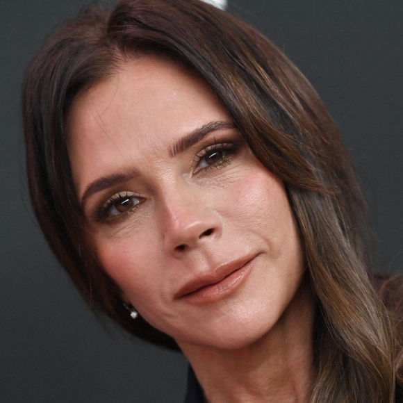 Nem estilo, nem arrogância: Victoria Beckham dá fim ao mistério de anos e explica por que não sorri para fotos