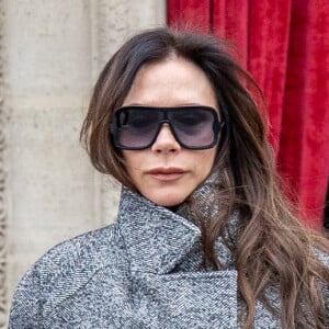 Victoria Beckham tem como principal marca registrada o semblante sério na hora de posar para fotos. São raríssimos os registros da empresária e estilista com um sorriso no rosto