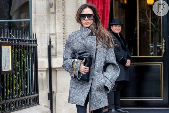 Victoria Beckham tem como principal marca registrada o semblante sério na hora de posar para fotos. São raríssimos os registros da empresária e estilista com um sorriso no rosto