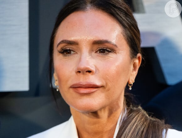 Victoria Beckham revelou que o desconforto com os problemas de acne fizeram com que ela evitasse sorrir para fotos