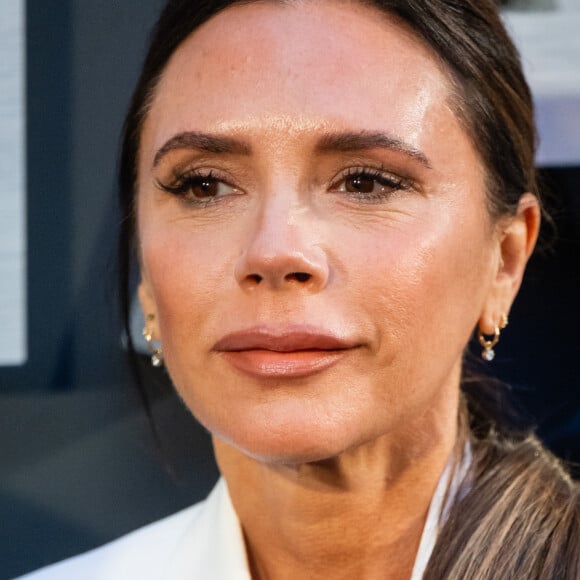 Victoria Beckham revelou que o desconforto com os problemas de acne fizeram com que ela evitasse sorrir para fotos