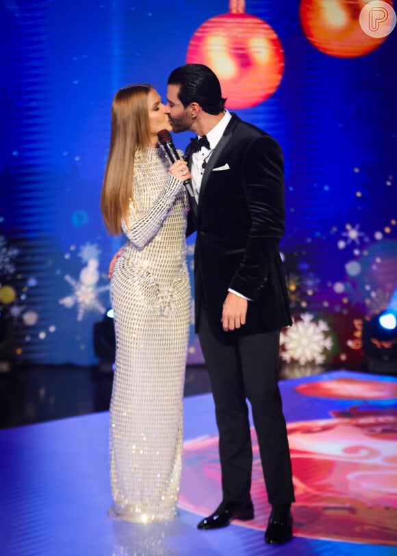 Gusttavo Lima e Andressa Suita trocaram beijos na gravação do especial 'Natal do Embaixador' que o SBT exibe em dezembro de 2024