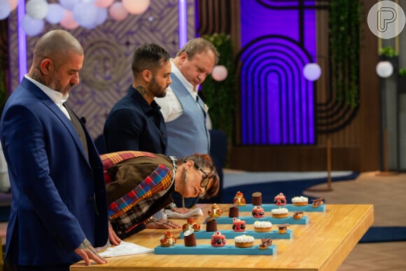 'MasterChef Confeitaria 2024': na prova de equipes, Ale Sotero enfrentou problemas técnicos e viu sua entremet de chocolate com avelã virar uma mousse inconsistente