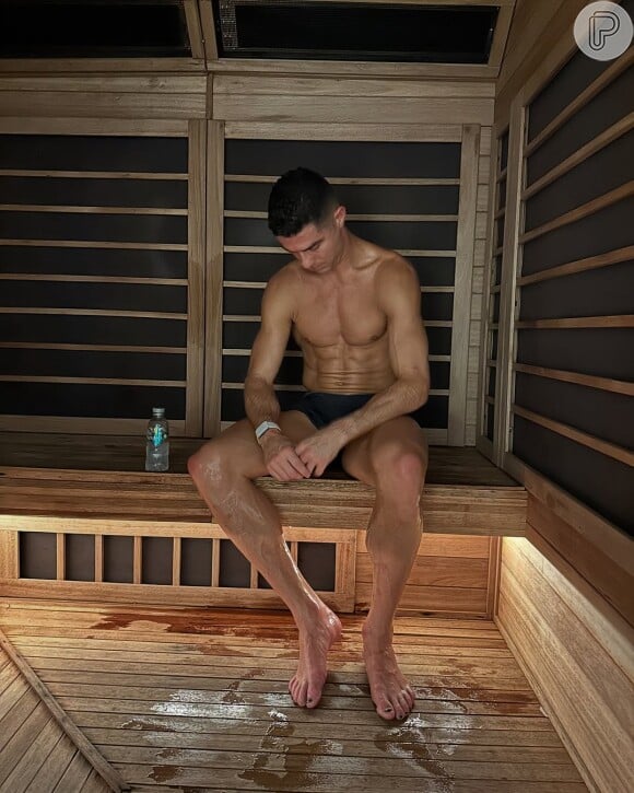 Cristiano Ronaldo posou de sunga na sauna de sua mansão, mas as unhas do pé pintadas roubaram a cena