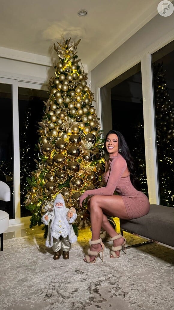 Árvore de Natal dos famosos: Juju Salimeni apostou em várias bolas douradas na decoração este ano.