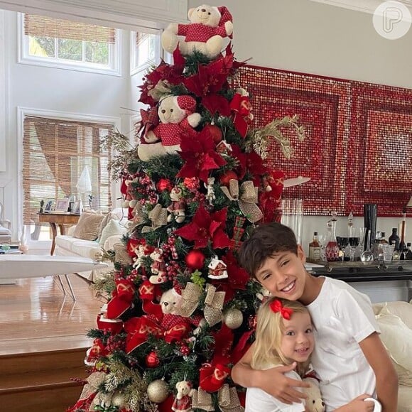 A famosa Eliana, em outra época, também apostou no clássico vermelho para sua árvore de Natal.