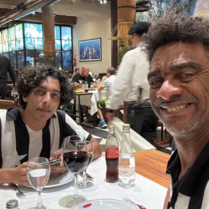 Hélio de la Peña prova da gastronomia da Argentina antes do jogo da Libertadores