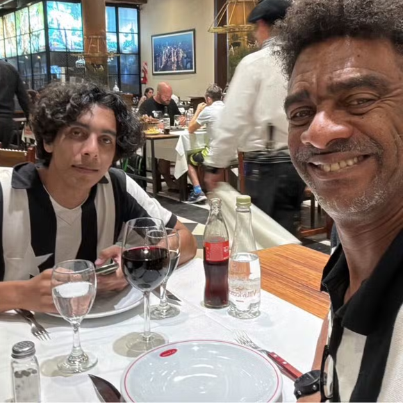 Hélio de la Peña prova da gastronomia da Argentina antes do jogo da Libertadores