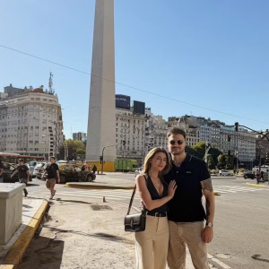 Felipe Neto, acompanhado de sua namorada Juliane Carvalho, foi visto circulando por alguns dos prédios históricos da cidade, capturando imagens que embelezaram ainda mais seus perfis nas redes sociais.