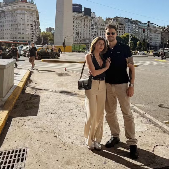 Felipe Neto, acompanhado de sua namorada Juliane Carvalho, foi visto circulando por alguns dos prédios históricos da cidade, capturando imagens que embelezaram ainda mais seus perfis nas redes sociais.