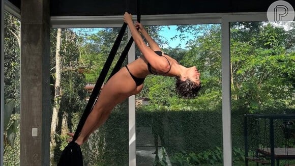 Agatha Moreira surgiu deslumbrante de biquíni fio-dental fazendo acrobacias