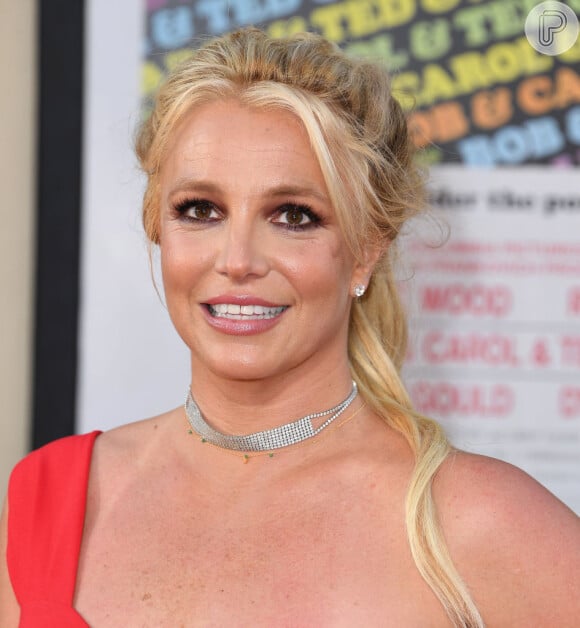 Spears incluiu outro clipe de um pequeno bolo branco com morangos no topo, no qual ela cantou: "Um bebê morango! Um bolo de bebê muito, muito fofo que minha amiga ganhou!".