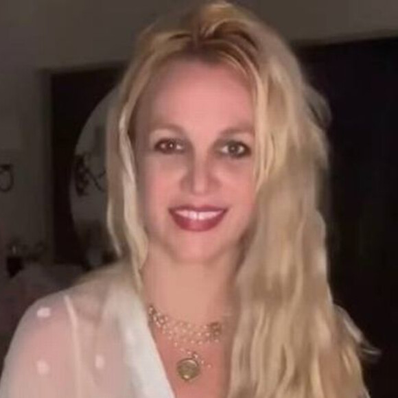 Britney Spears erra a própria idade ao comemorar seu aniversário em vídeo desconcertante; cantora desperta preocupação