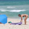 Christine Fernandes exibe barriga seca em praia do Rio, nesta sexta-feira, 30 de janeiro de 2015