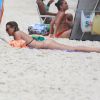 Christine Fernandes exibe barriga seca em praia do Rio, nesta sexta-feira, 30 de janeiro de 2015
