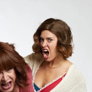 Já pensou em ver Carolina Dieckmann assim? Ao lado de Nany People para o 'Novelei', a atriz surgiu bastante diferentec com um visual vintage e peruca curta em tom de castanho