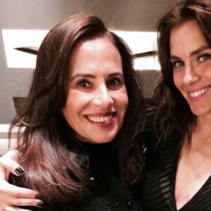 Provando que fica bonita com qualquer tipo de cabelo, Carolina Dieckmann também arrasou no moreno ondulado