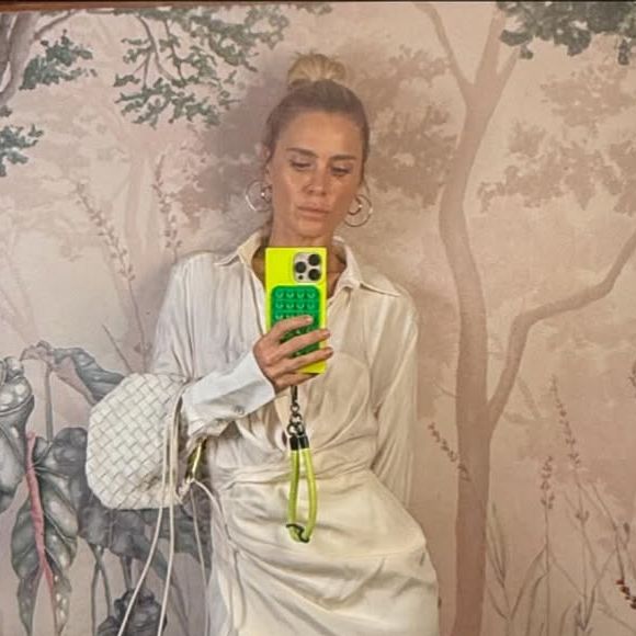 Carolina Dieckmann garantiu estar bem de saúde, apesar do emagrecimento, e lamentou as críticas vindas de internautas, especialmente de mulheres