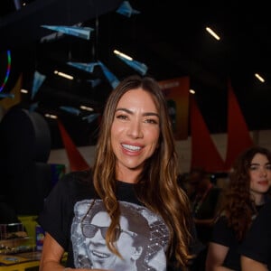 Look de Patrícia Abravanel foi composto por uma camiseta com o rosto de Silvio Santos de óculos escuros e a icônica frase "Má Ôe"