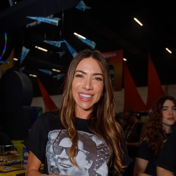 Look de Patrícia Abravanel foi composto por uma camiseta com o rosto de Silvio Santos de óculos escuros e a icônica frase "Má Ôe"