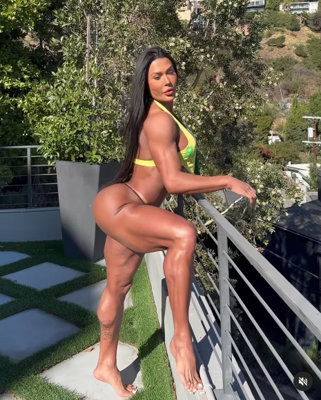 Depois das polêmicas, Gracyanne Barbosa surgiu sensualizando muito de biquíni em suas redes sociais