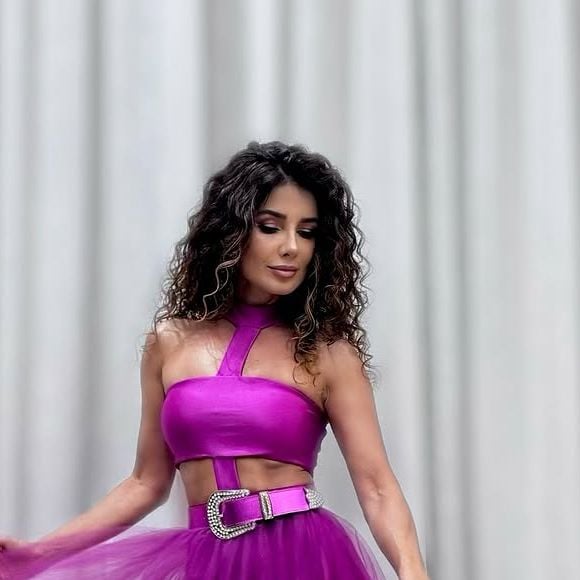 Paula Fernandes é uma das maiores cantoras sertanejas do país e impressiona por seu corpo magro e definido