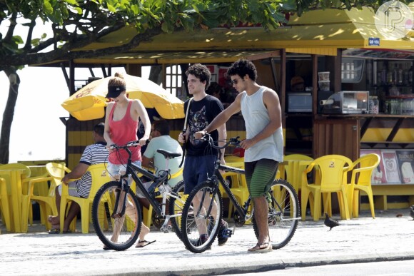 Sophia Abrahão usou um shortinho para passear com Sérgio Malheiros e um amigo pela orla do Rio