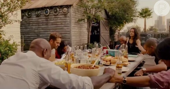 Personagem de Paul Walker almoça com colegas em cena de 'Velozes e Furiosos'