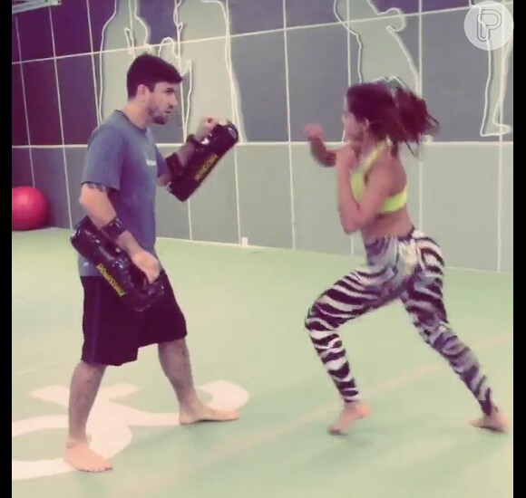 Anitta também é praticante de muay thai. Cantora postou vídeo dando socos em seu perfil no Instagram