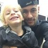 Vira e mexe, Neymar mostra que é um pai coruja e compartilha com os seguidores foto do filho, Davi Lucca