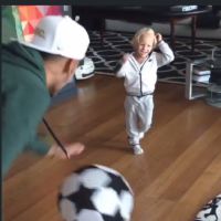 Neymar joga futebol com o filho e brinca: 'Como comemora para as menininhas?'