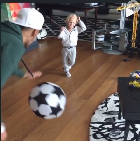 Neymar brinca de futebol com o filho, Davi Lucca, e pede para o menino fazer uma comemoração. O vídeo foi postado pelo jogador de futebol no Instagram nesta segunda-feira, 2 de fevereiro de 2015
