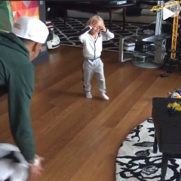 Na sala, Neymar e Davi Lucca brincam de futebol em vídeo postado pelo atleta no Instagram