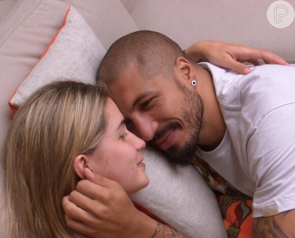 Aline e Fernando estão cada dia mais apaixonados na casa do 'Big Brother Brasil 15'