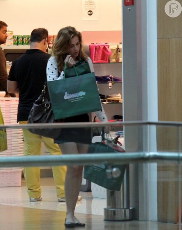 A atriz Sophia Abrahão foi vista com três sacolas de compras nas mãos