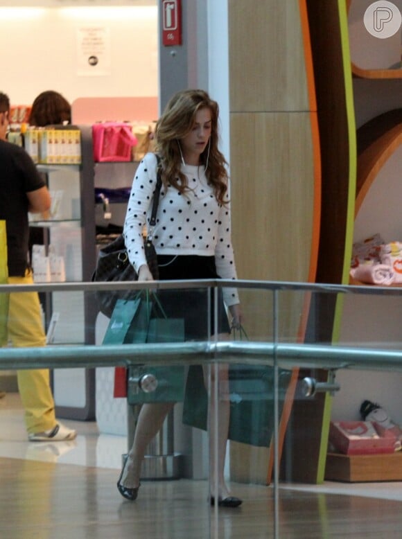 Sophia Abrahão foi fotografada no shopping Village Mall, no Rio