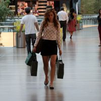 Sophia Abrahão vai às compras e deixa shopping no Rio segurando três sacolas