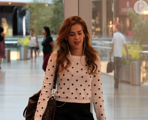 Sophia Abrahão usou um look bem moderno e romântico para fazer compras em shopping carioca