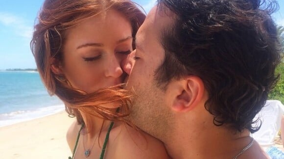 Marina Ruy Barbosa parabeniza o namorado, Caio Nabuco, com beijo: 'Meu amor'