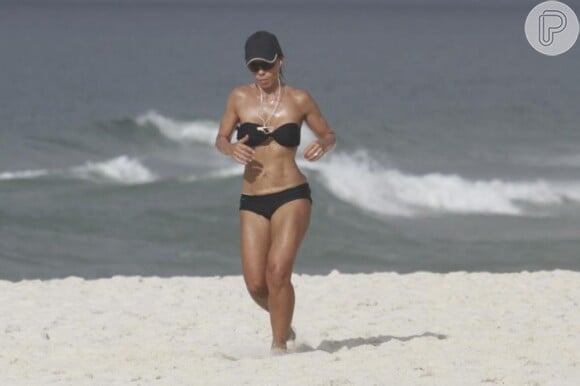 Não é raro encontrar a atriz se exercitando na orla da praia da Barra da Tijuca, entre os postos 1 e 6
