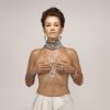 Julia Lemmertz posou de topless para mostrar a nova coleção da designer de joias Junia Machado