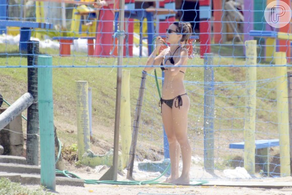 Bianca Bin, de 'Boogie Oogie', se refresca com banho de mangueira em praia do Rio