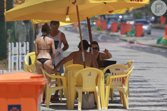 Bianca Bin, de 'Boogie Oogie', vai à praia e mostra boa forma em dia de calor no Rio de Janeiro. Atriz estava acompanhada do marido, Pedro Brandão, e de um casal