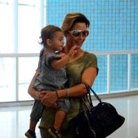 Filha de Guilhermina Guinle, Minna se encanta por pelúcias em aeroporto do Rio