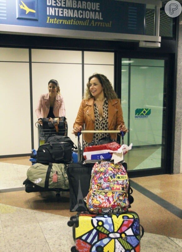 Daniela Mercury e Malu Verçosa desembarcaram em Salvador (BA) nesta terça-feira (9). A cantora contou à revista 'Contigo!' que se apaixonou pela primeira vez por uma mulher aos 26 anos. Foto em 9 de abril de 2013