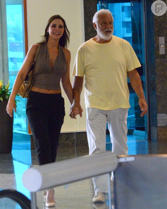Antonio Fagundes passeia de mãos dadas com a namorada, Alexandra Martins, pelo Shopping Rio Design, na Barra da Tijuca, na Zona Oeste do Rio de Janeiro, em 3 de fevereiro de 2015